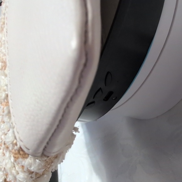 Henri Bendel Raffia Clutch/ Wristlet With Flower Pom Poms & Leather Bottom 🔥 - Picture 12 of 15